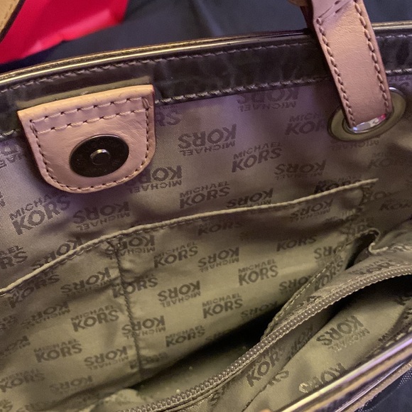 Michael Kors bag slitty used not to big not yo small. - Picture 2 of 6